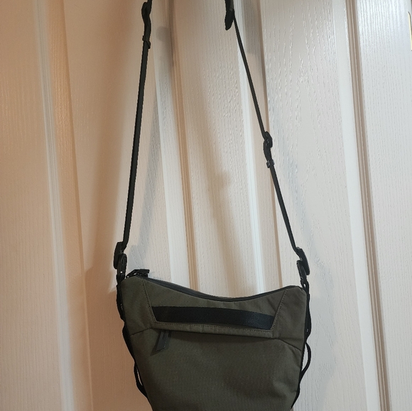 Like New Alpaka Flow Satchel (2L) - Picture 6 of 11